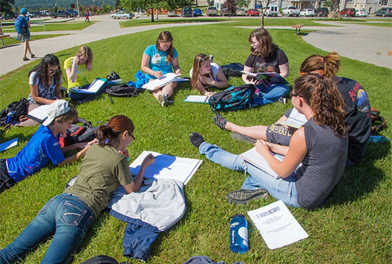 Studenti Medicinskog fakulteta uče na livadi