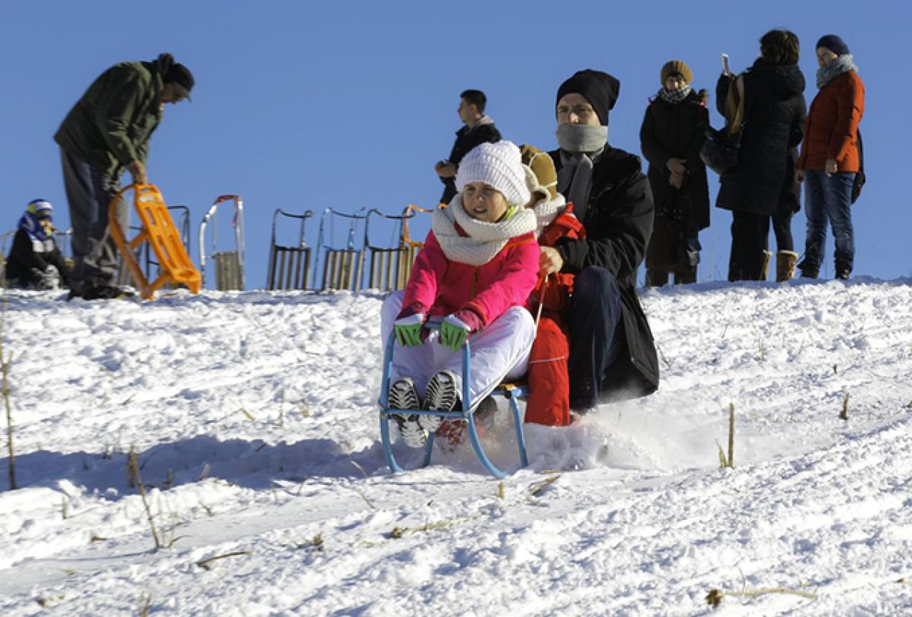 Više tisuća posjetitelja uživa u prvom vikendu na snježnoj Bjelašnici