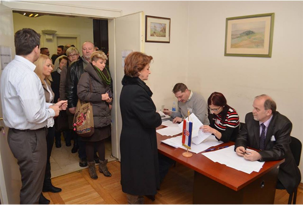 Glasovanje u Mostaru prate problemi sa strujom