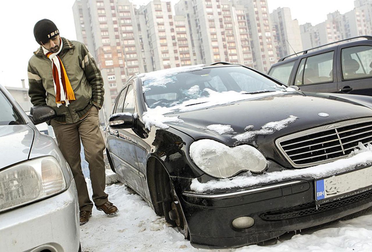 Lopovi s automobila skinuli sve četiri gume