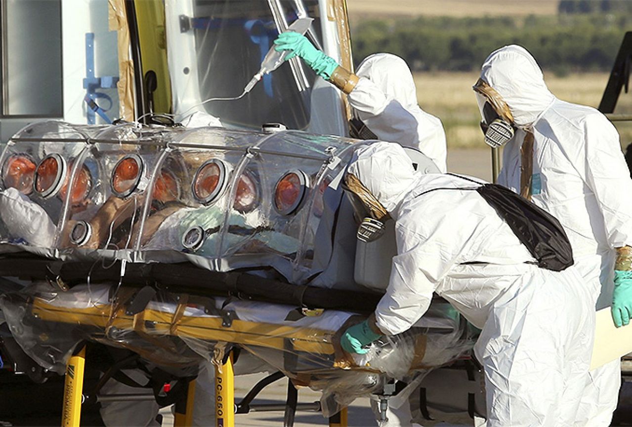 Velika Britanija: Bolničarka zaražena ebolom u kritičnom stanju