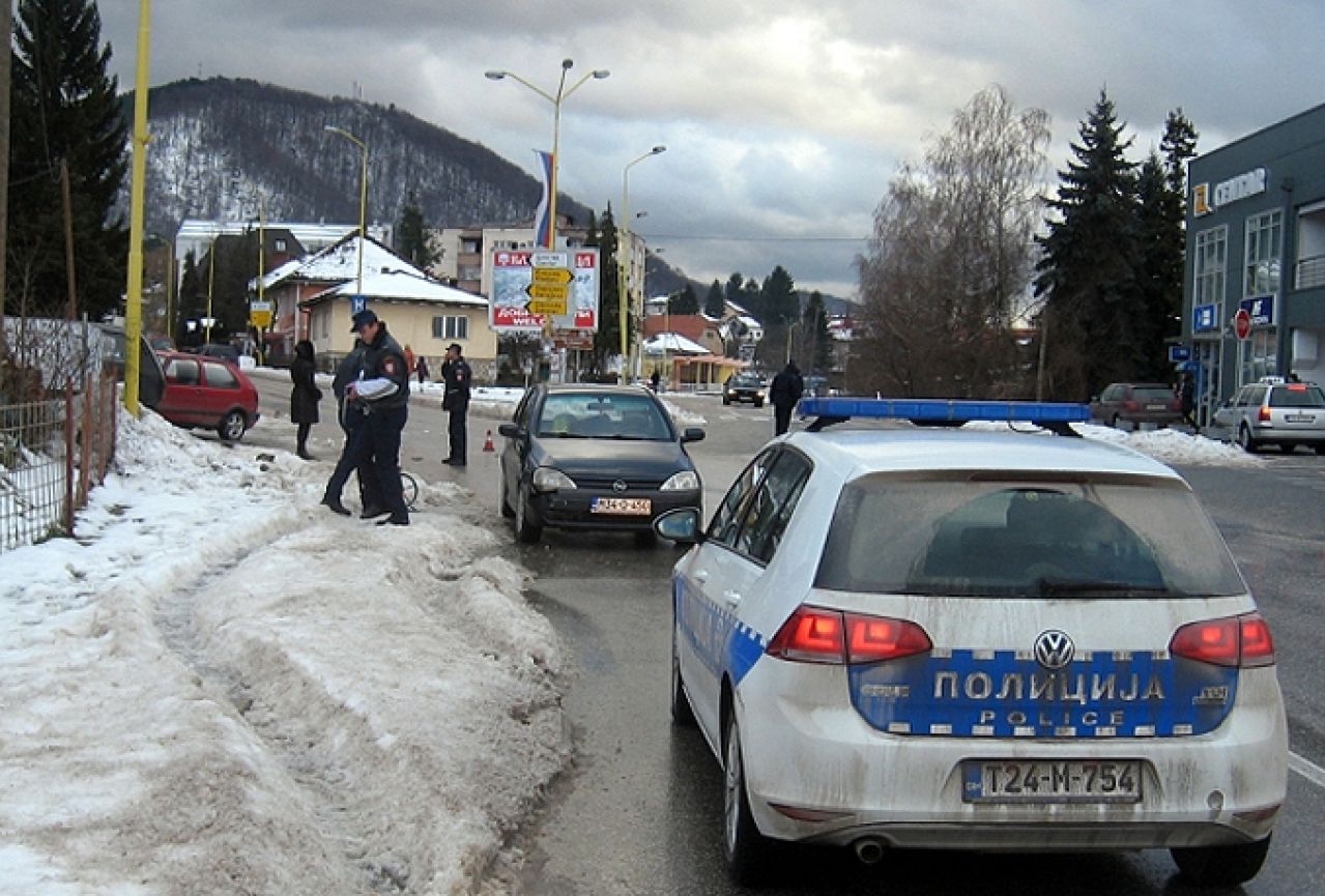 Ranjeni vepar demolirao podrum pića i razbio automobil