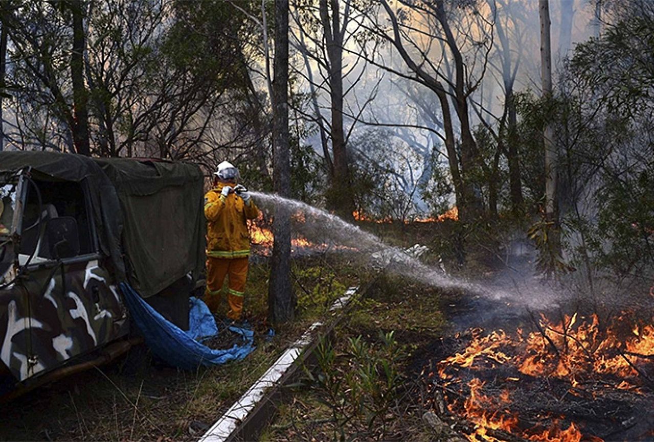 Najveći požar u Australiji: Vatrogasci u borbi s požarom i vremenom 