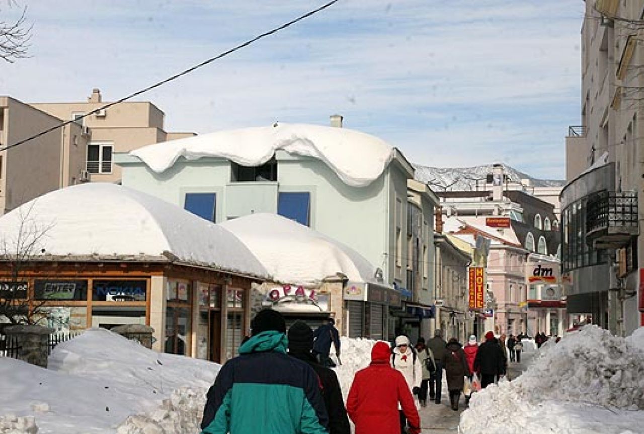 Na krovovima kuća veliki temperaturni minusi stvorili ledenice koje znaju biti opasne za pješake