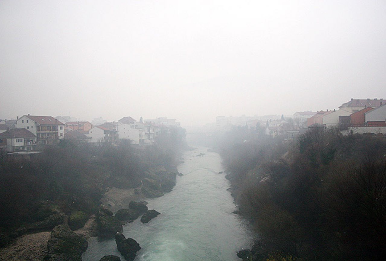 Poslijepodne kiša, u noći snijeg i naglo zahlađenje, na jugu jaka bura