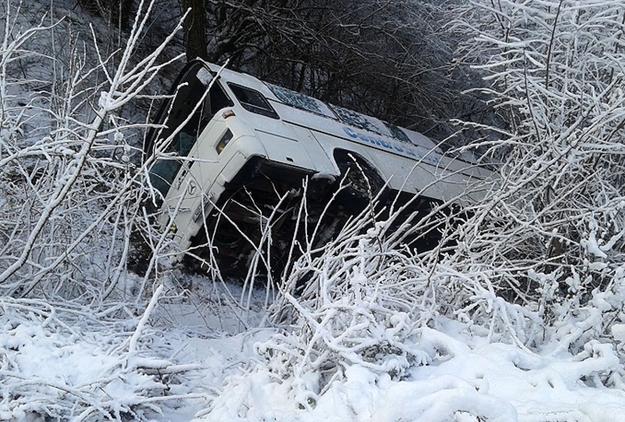 Autobus kod Foče sletio u provaliju, tri osobe poginule