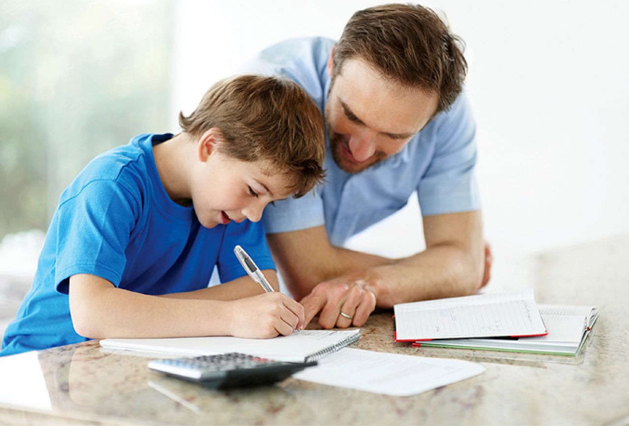 Dvije trećine roditelja ne pomaže djeci sa zadaćom jer im je preteška