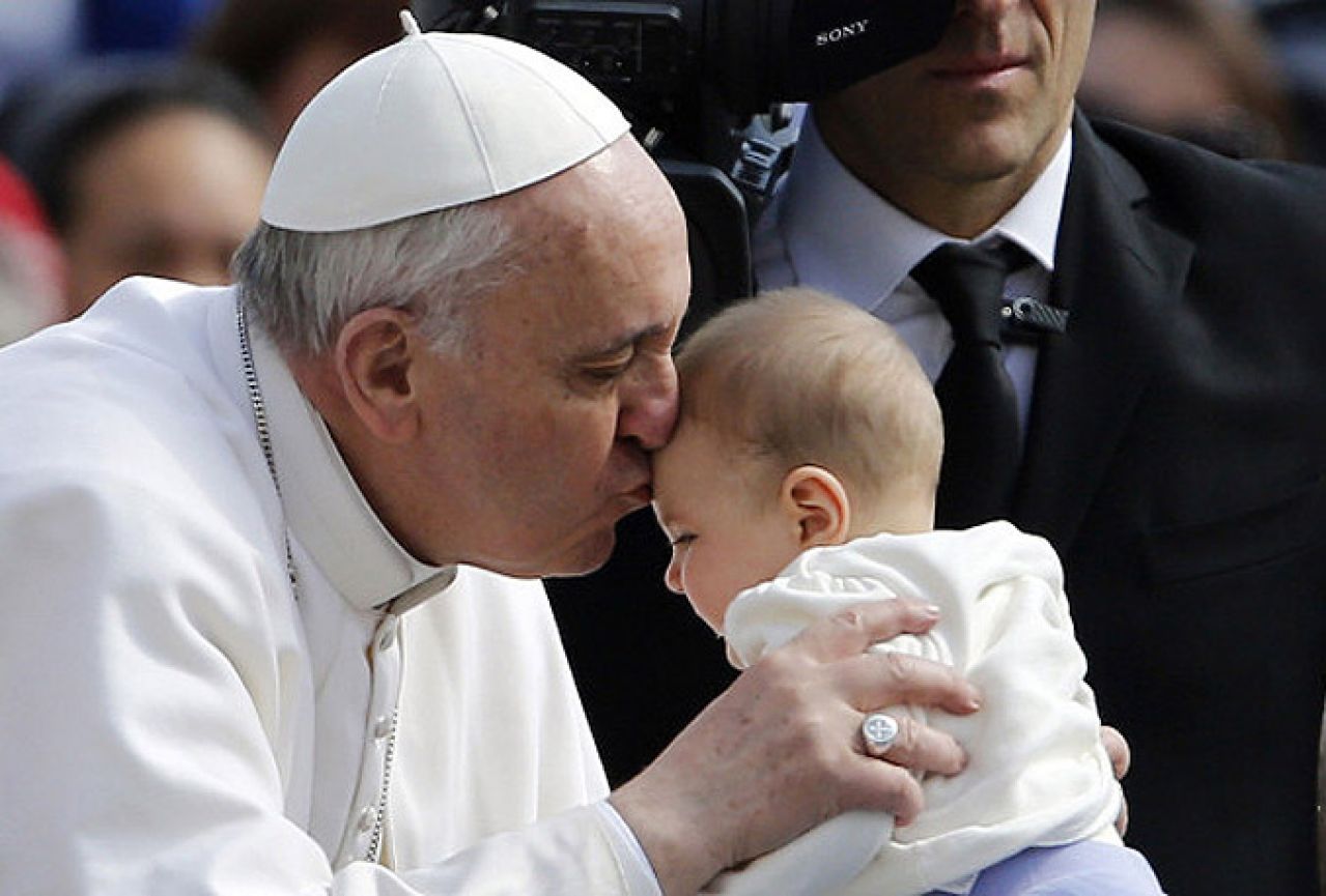 Ohrabruje dojilje: Papa Franjo podržava dojenje u javnosti