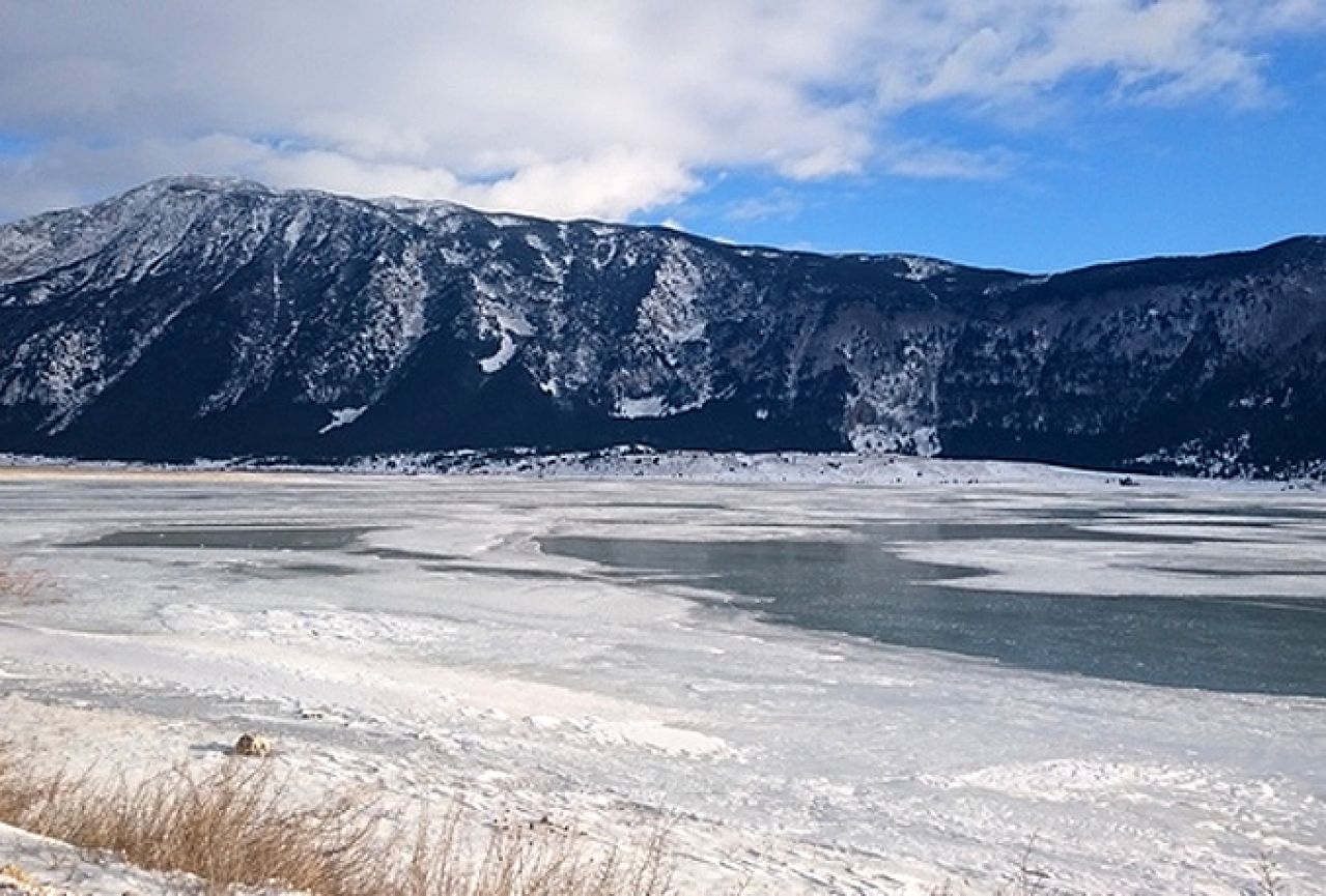 Zaleđeno jezero u Blidinju mami turiste