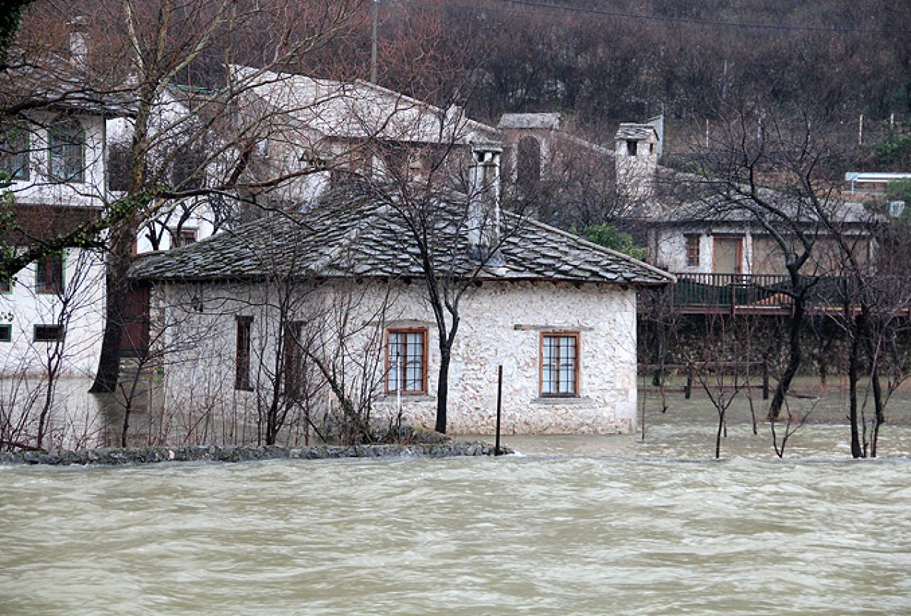 U prekidu promet Blagaj-Buna: Rijeka nabujala, ali nema većih šteta