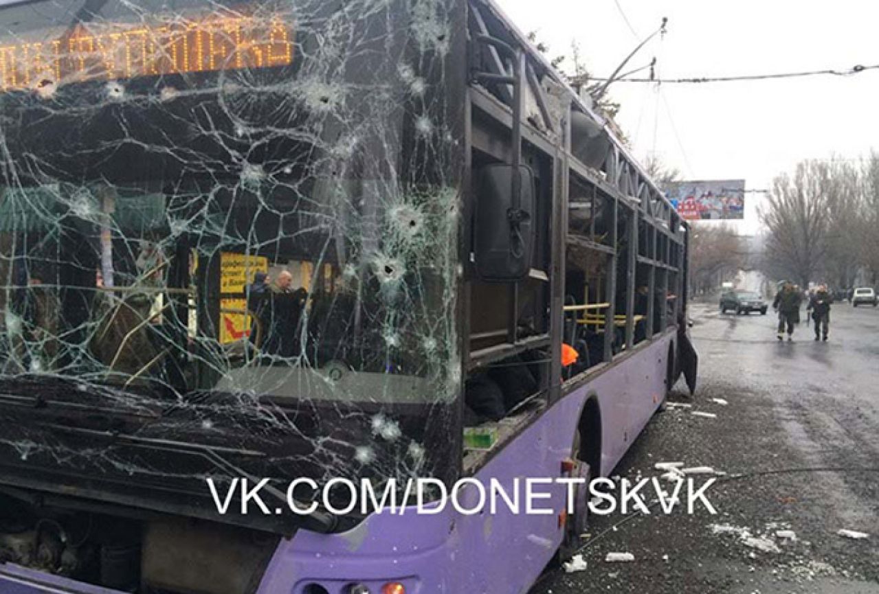 Artiljerijska granata ubila najmanje devet civila pored autobusne postaje u Donjecku