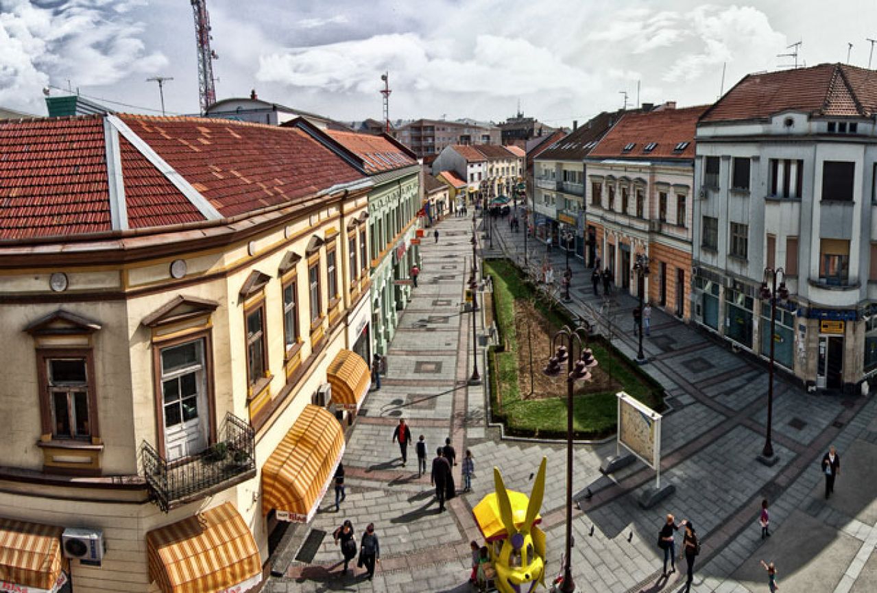Trgovina (i čuvanje) hrvatskih fotelja u Brčkom