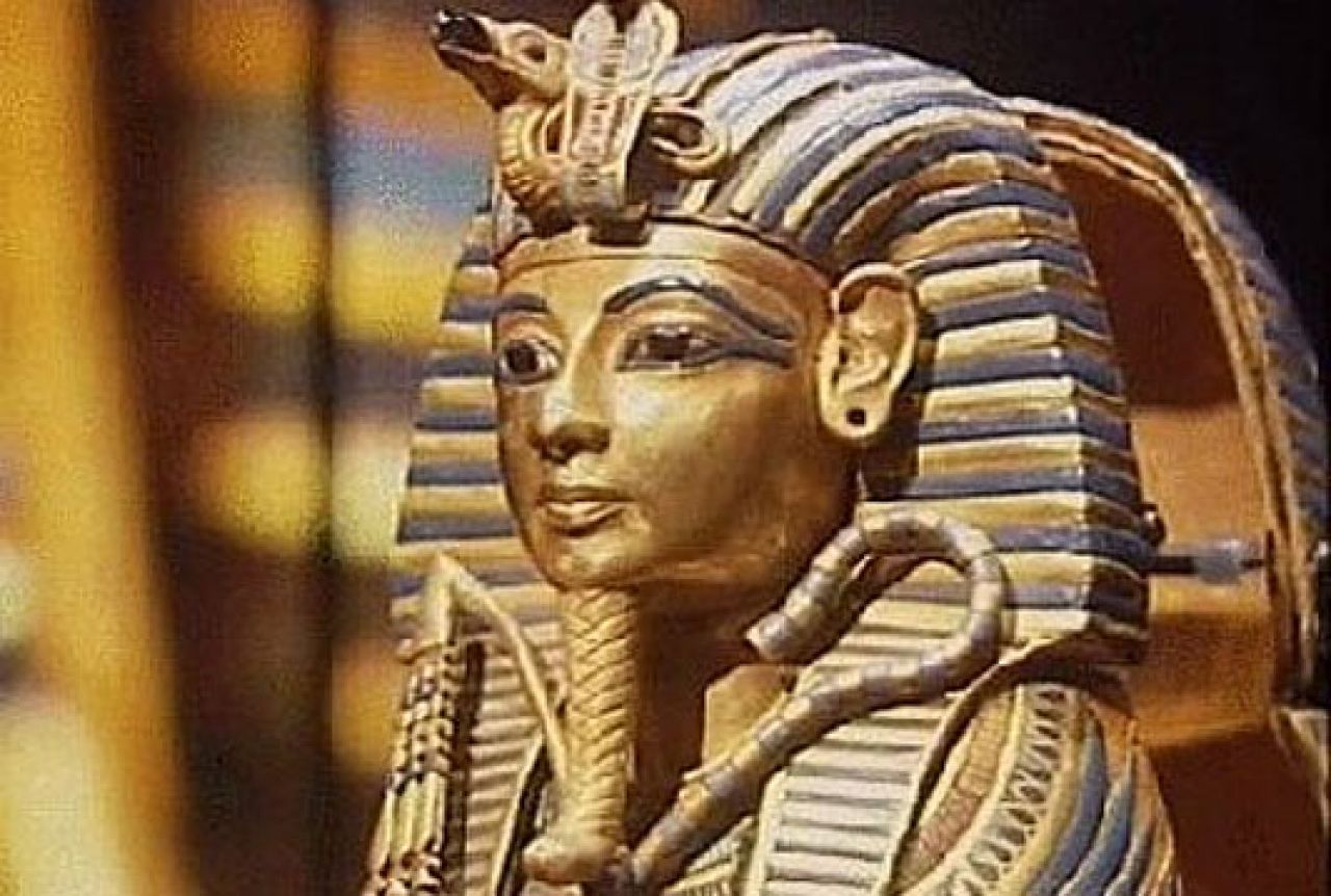 Brada faraona Tutankamona zalijepljenja običnim ljepilom 