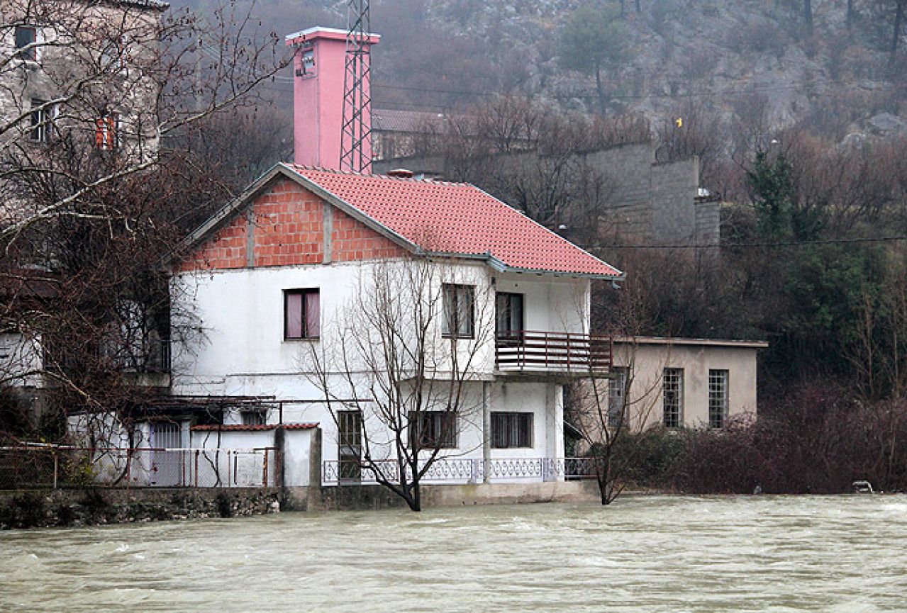 I dalje zatvoren put Buna - Blagaj, u Stocu voda nije za piće