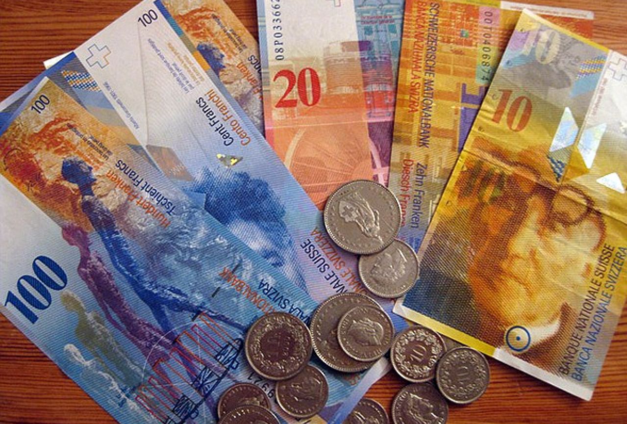 Banke: Zakonsko fiksiranje tečaja franka socijalno neodgovorna mjera