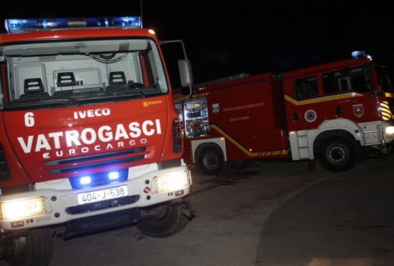 Planula još dva automobila: U Sarajevu izgorjelo 16 automobila
