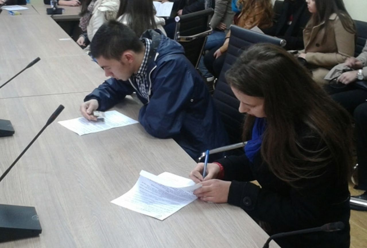 Mostar: Ugovore o nižim stipendijama potpisalo 595 studenata