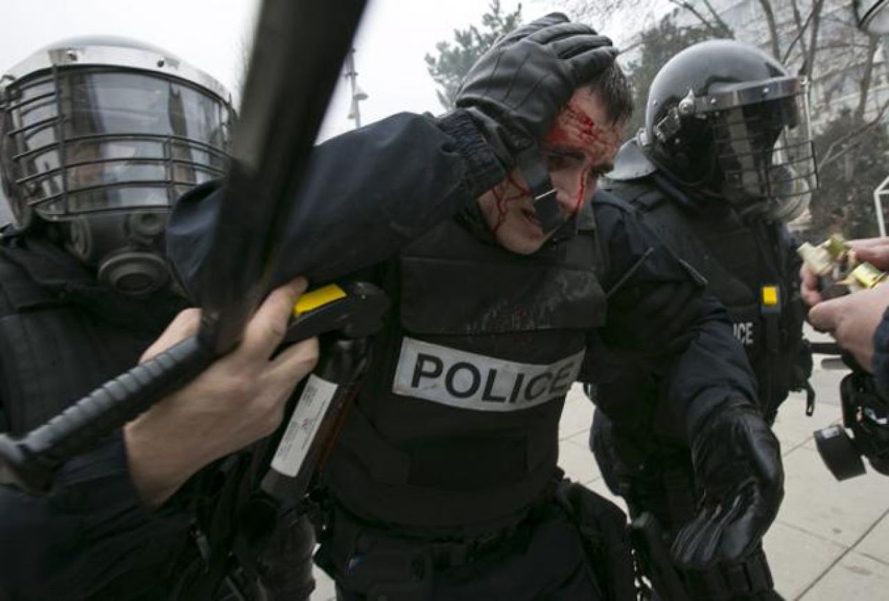 Prosvjedi eskalirali: Ozlijeđeno više od 50 policajaca; Thaqi otkazao posjet Sloveniji