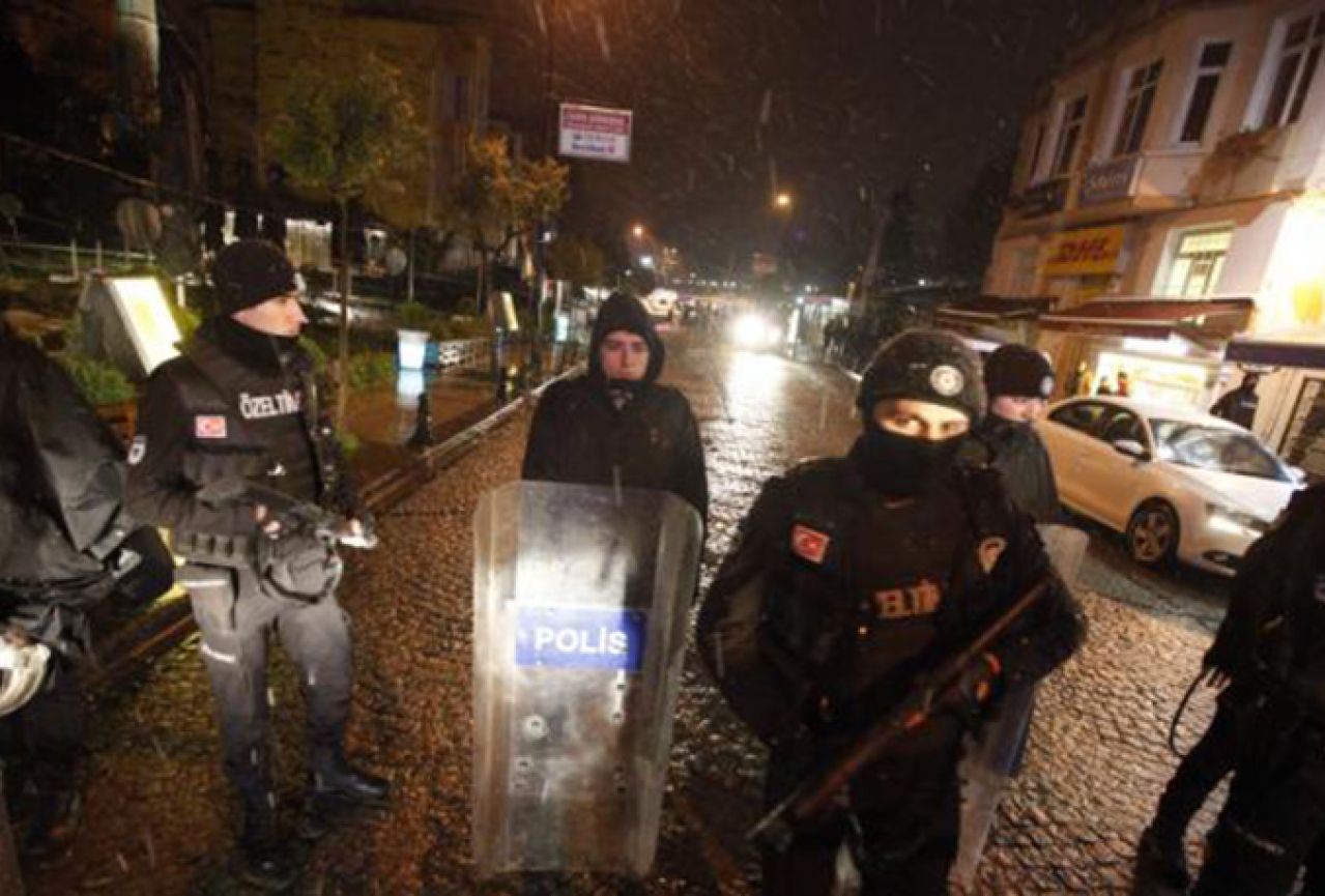 Žena zapucala na policajce u Istanbulu