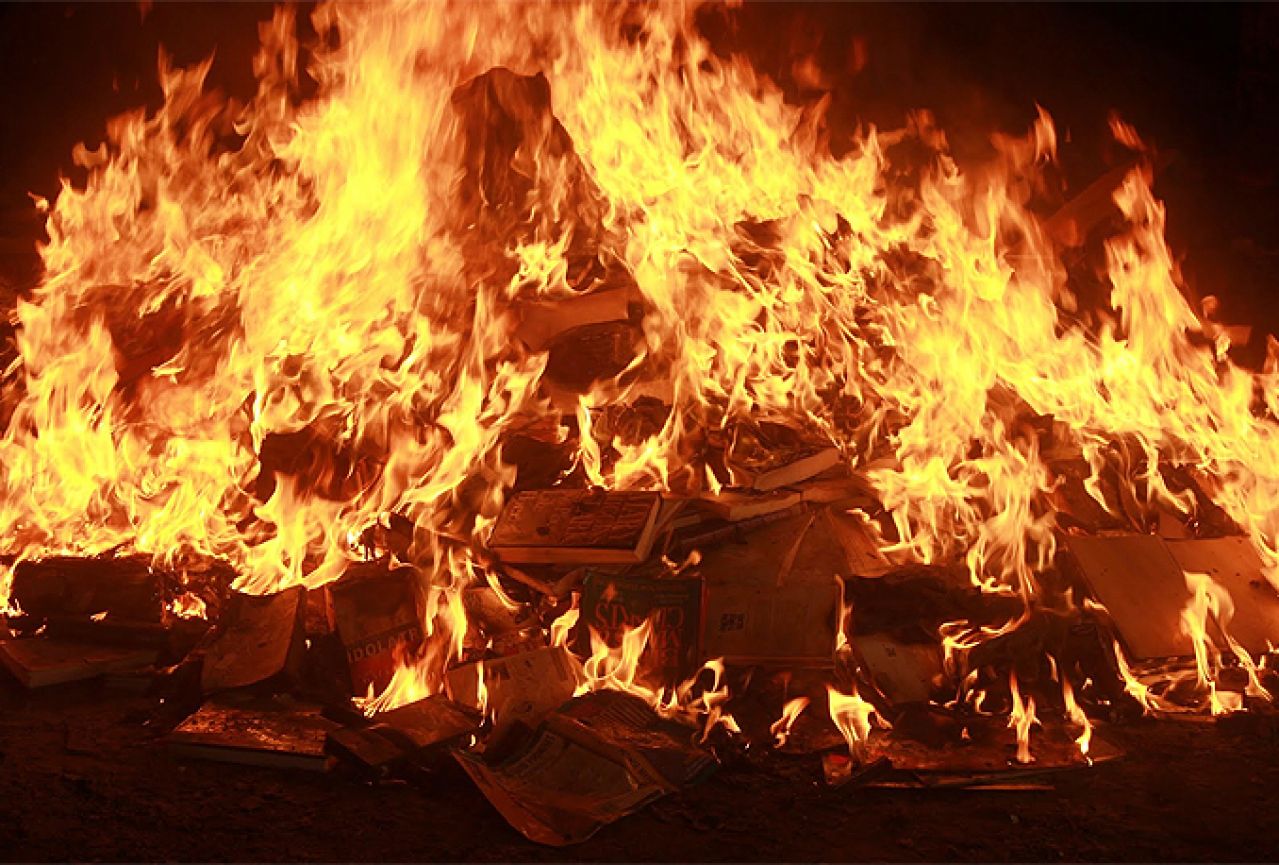U požaru uništeno 14 tisuća knjiga