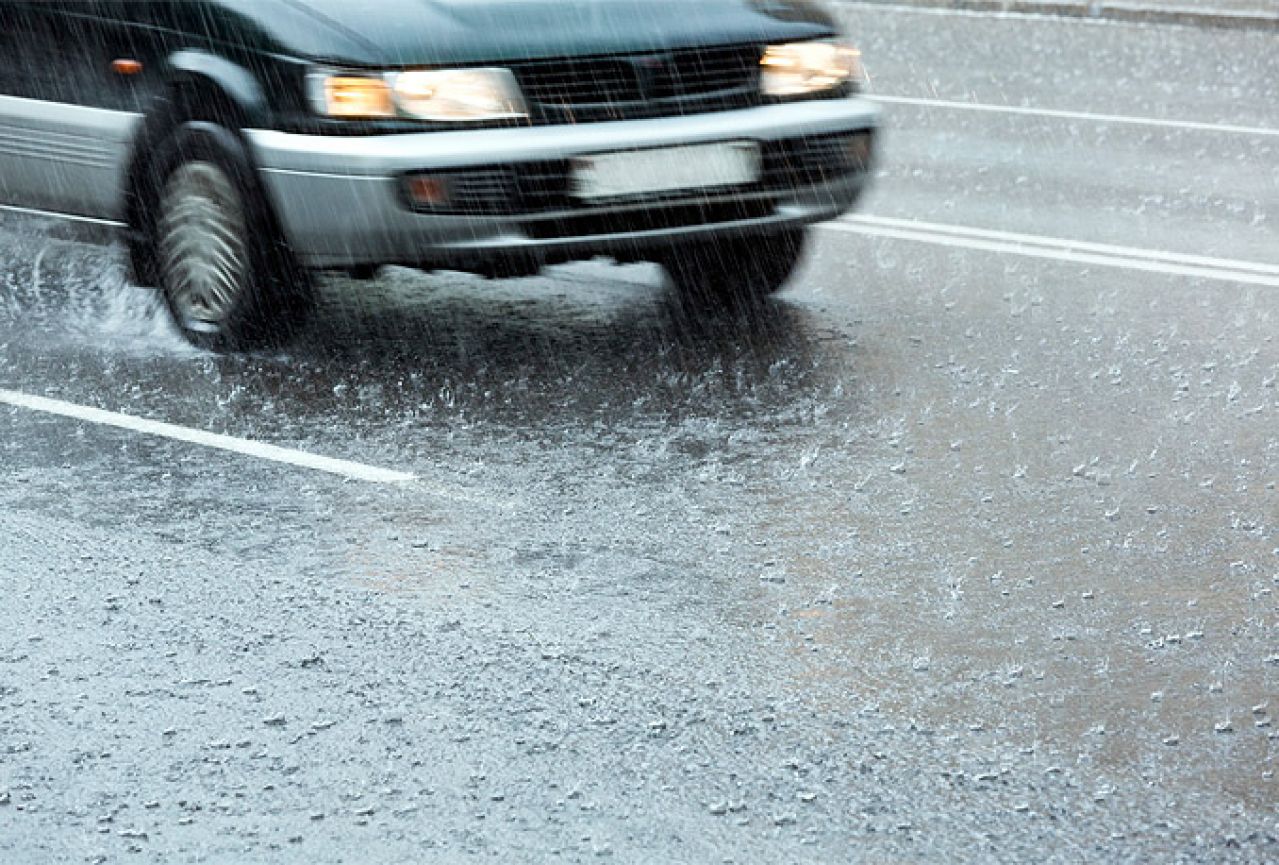 Vozači oprez: U većem dijelu zemlje prometuje se po mokrim i skliskim kolnicima 
