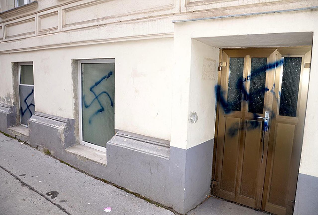 Na vratima i prozorima džamije u Beču iscrtani nacistički simboli