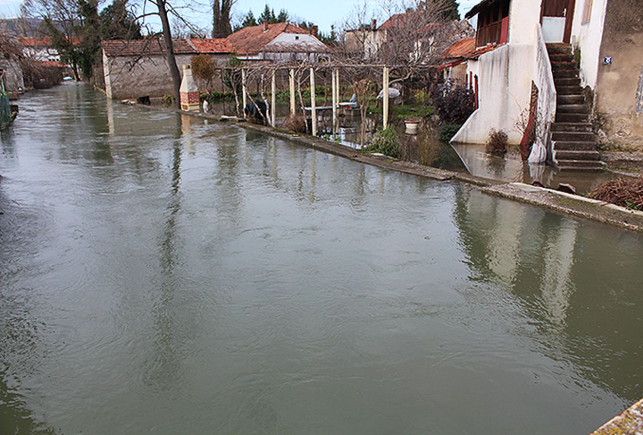 Nabujali Trebižat poplavio dvorište kuće u Čapljini