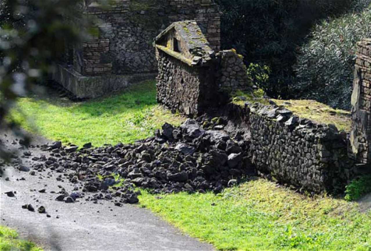 Kiša srušila zid u Pompejima