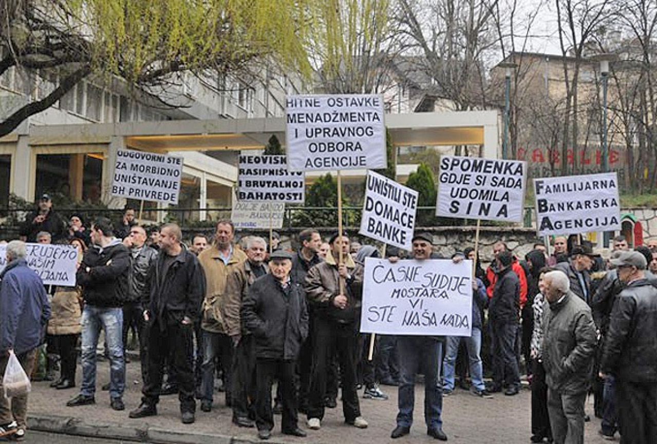 Korisnici kredita u švicarcima nezadovoljni: Zivkaju nas iz banaka do 23 sata