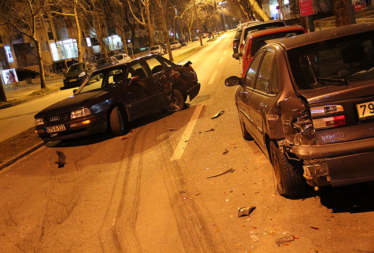 Mostar: U Splitskoj ulici 'zakačio' semafor i parkirani automobil