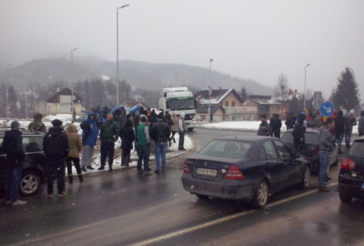 Mještani Kiseljaka prosvjeduju na ulazu na autocestu