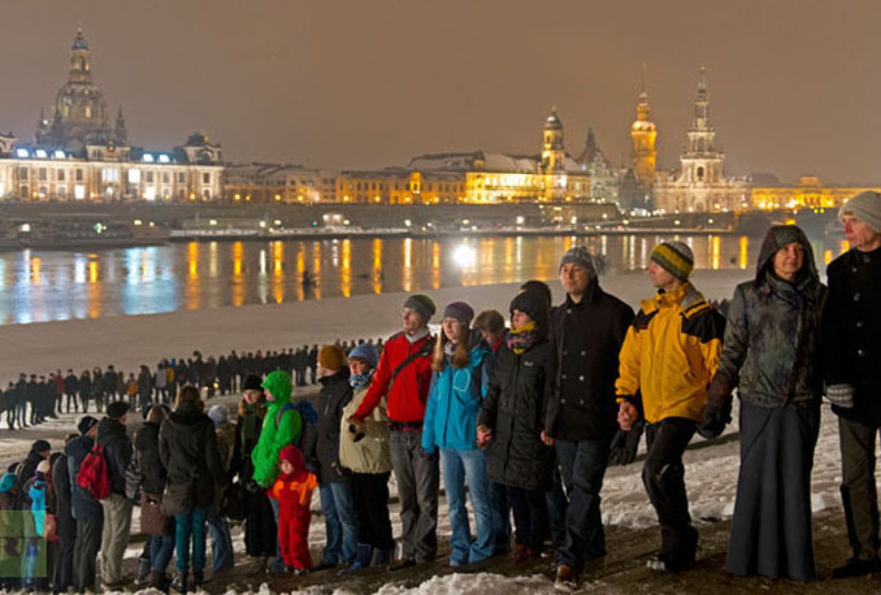 Ljudski lanac u Dresdenu za 70. godišnjicu bombardiranja