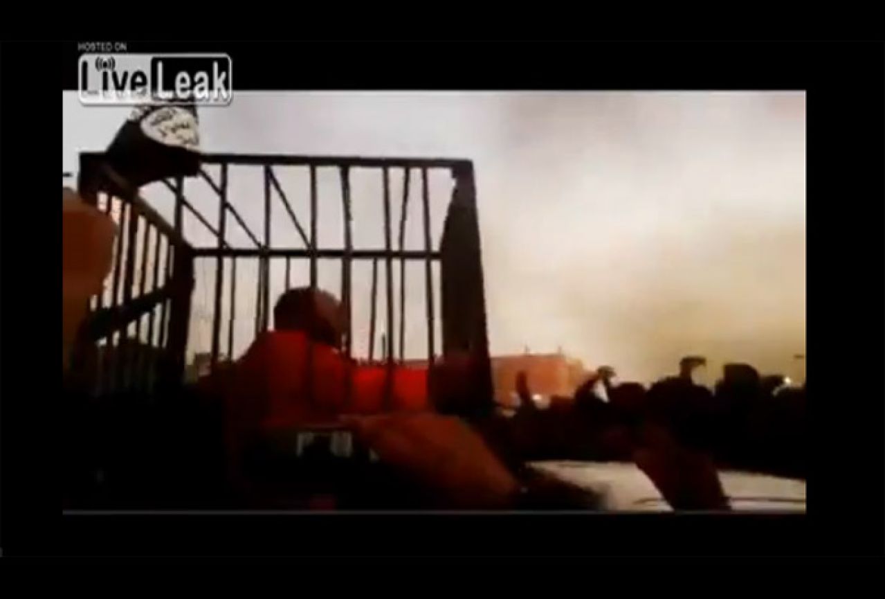 Islamska država objavila video: Zatvorenike prevoze u kavezima!