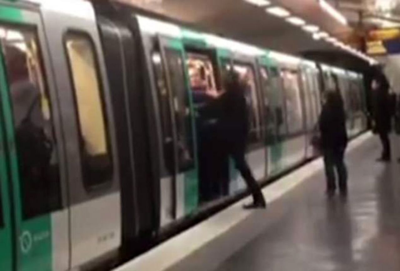 Huligani Chelseaja zabranili tamnoputom čovjeku da uđe u metro