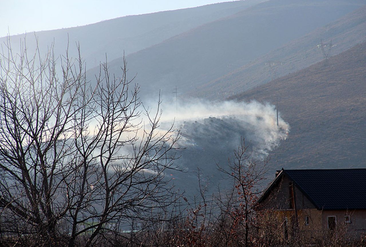Zbog miniranog područja požar kod HE Mostar još nije ugašen