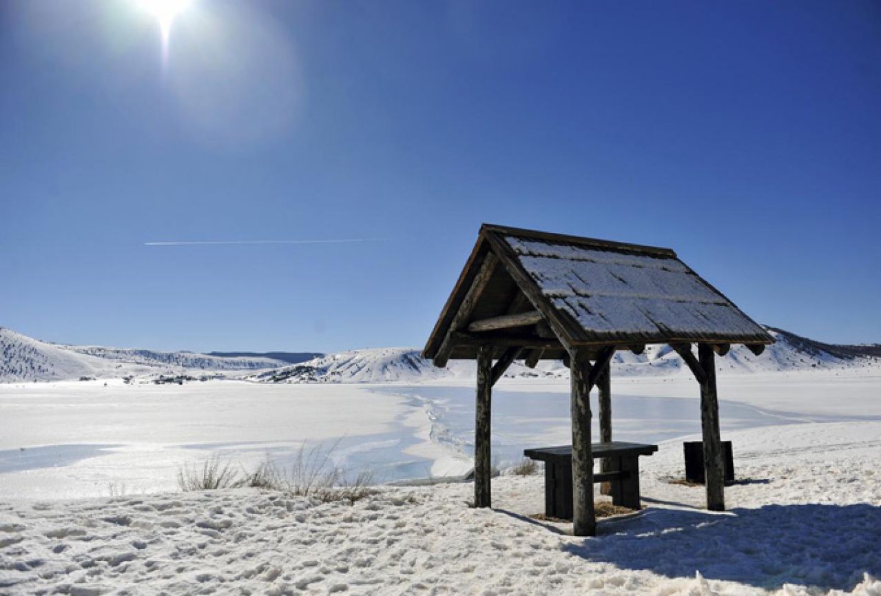 Blidinjsko jezero "okovano" ledom debljine 10 centimetara