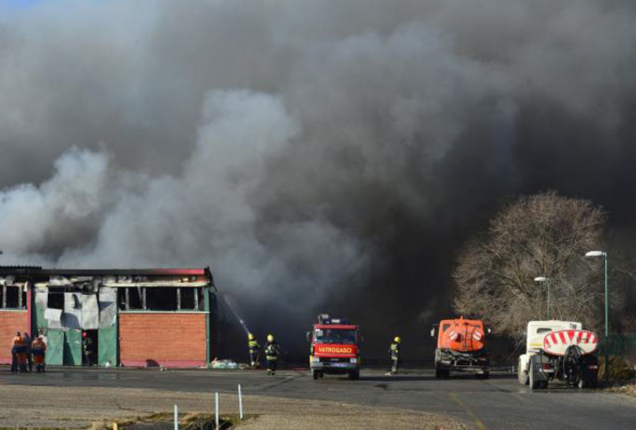 Ogroman požar u Beogradu: Vatra uništila 3000 kvadrata skladišta