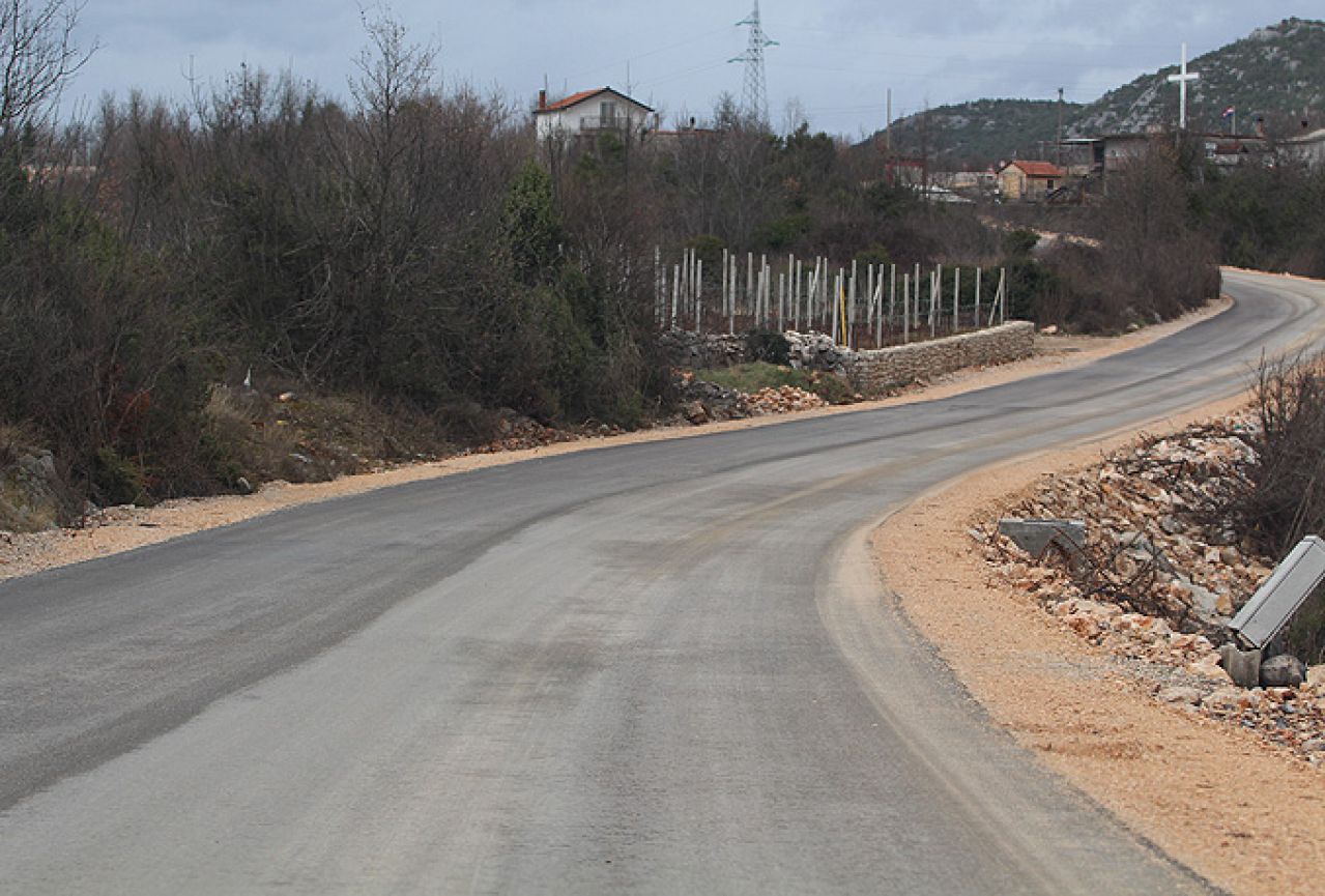 Asfaltirana dionica ceste od Čapljine do priključka na autocestu