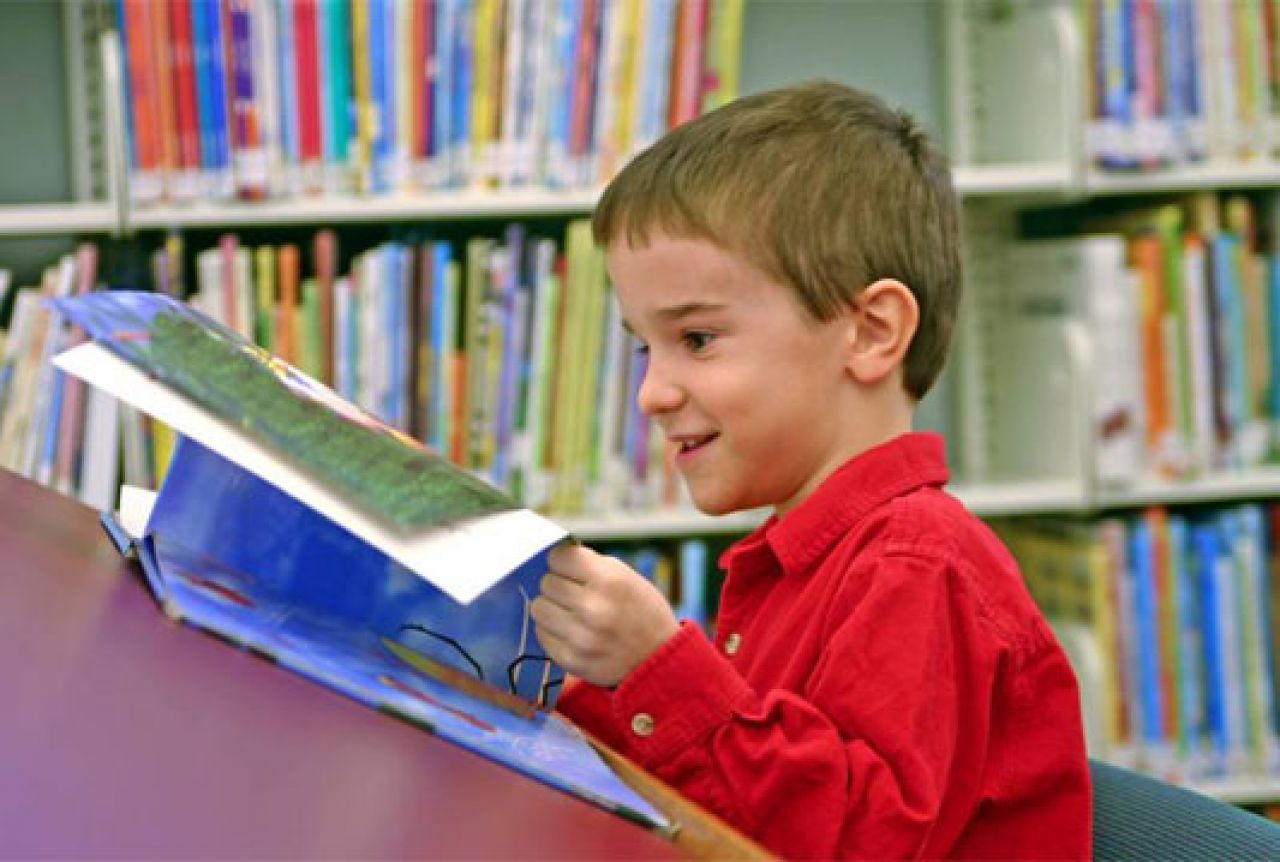 Čudo od djeteta: Dvogodišnji dječak tečno čita ćirilicu i latinicu
