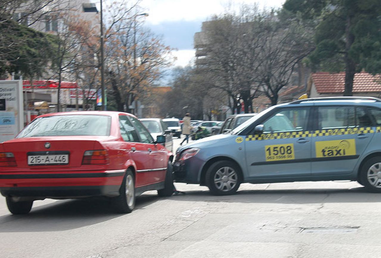 Mostar: Sudar taxija i BWM-a