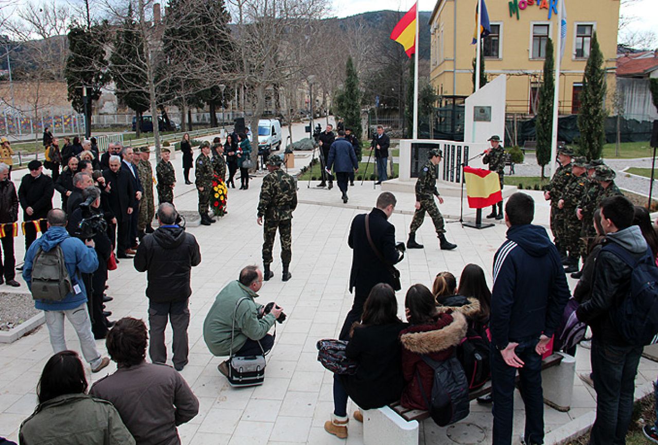 Počast za španjolske vojnike na središnjem mostarskom trgu