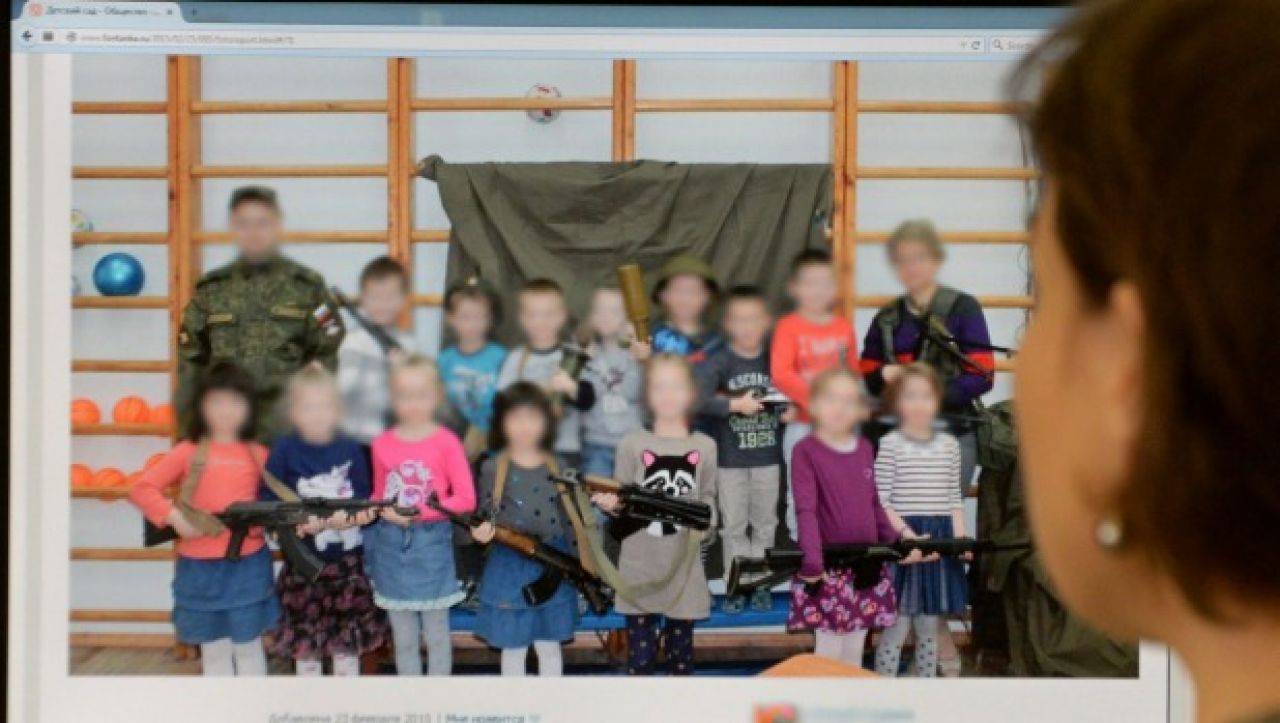Odgoj djece u Rusiji: Poziranje s kalašnjikovom u vrtiću