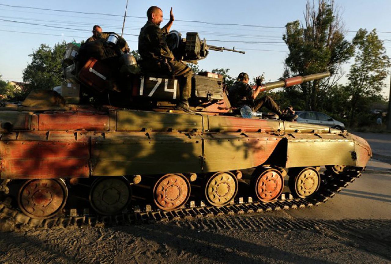Porošenko potvrdio: Počeli smo povlačiti teško oružje s ratnih linija 
