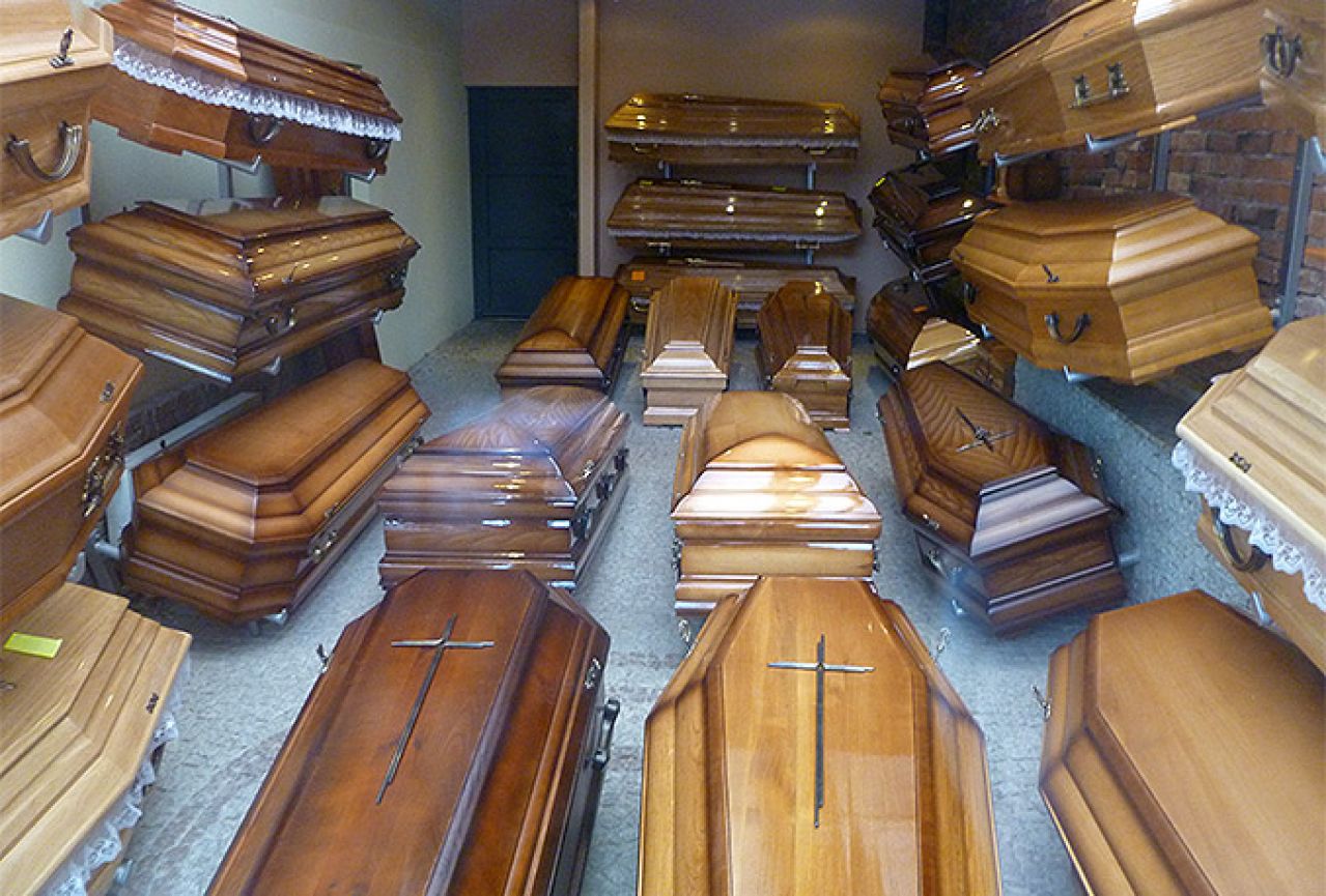 Pogrebnik radi uštede u kući čuvao mrtvace