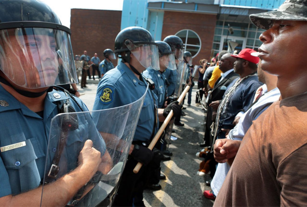 Ministarstvo pravde SAD-a pronašlo dokaze o rasnim predrasudama policije u Fergusonu