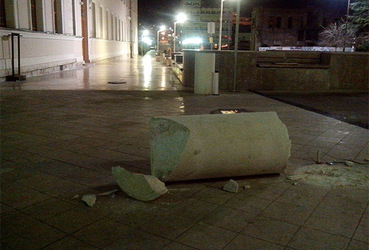 Mostar: Netko srušio stup, netko krao oluke