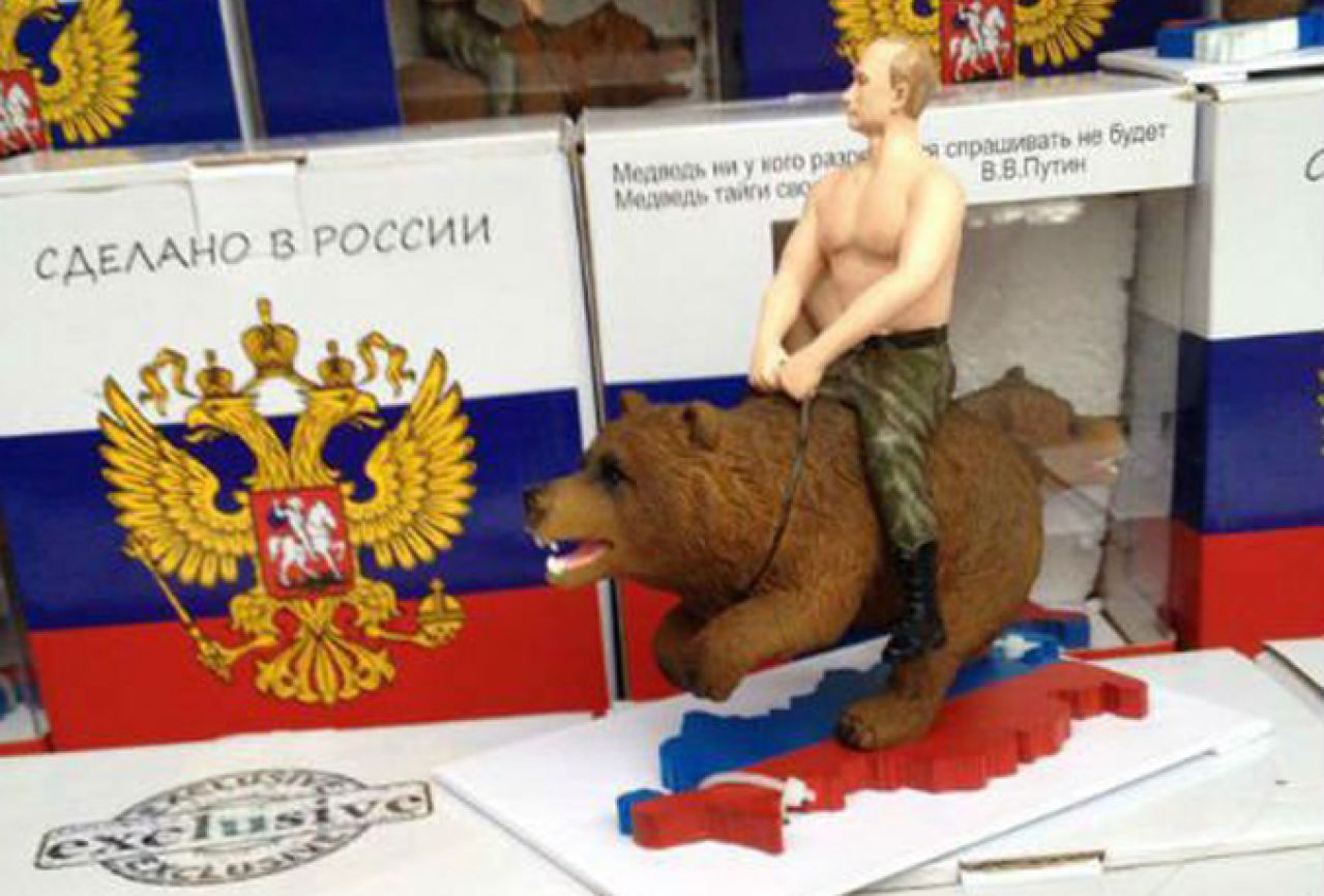Remek-djela sumanute ruske propagande: Polugoli spasitelj na medvjedu