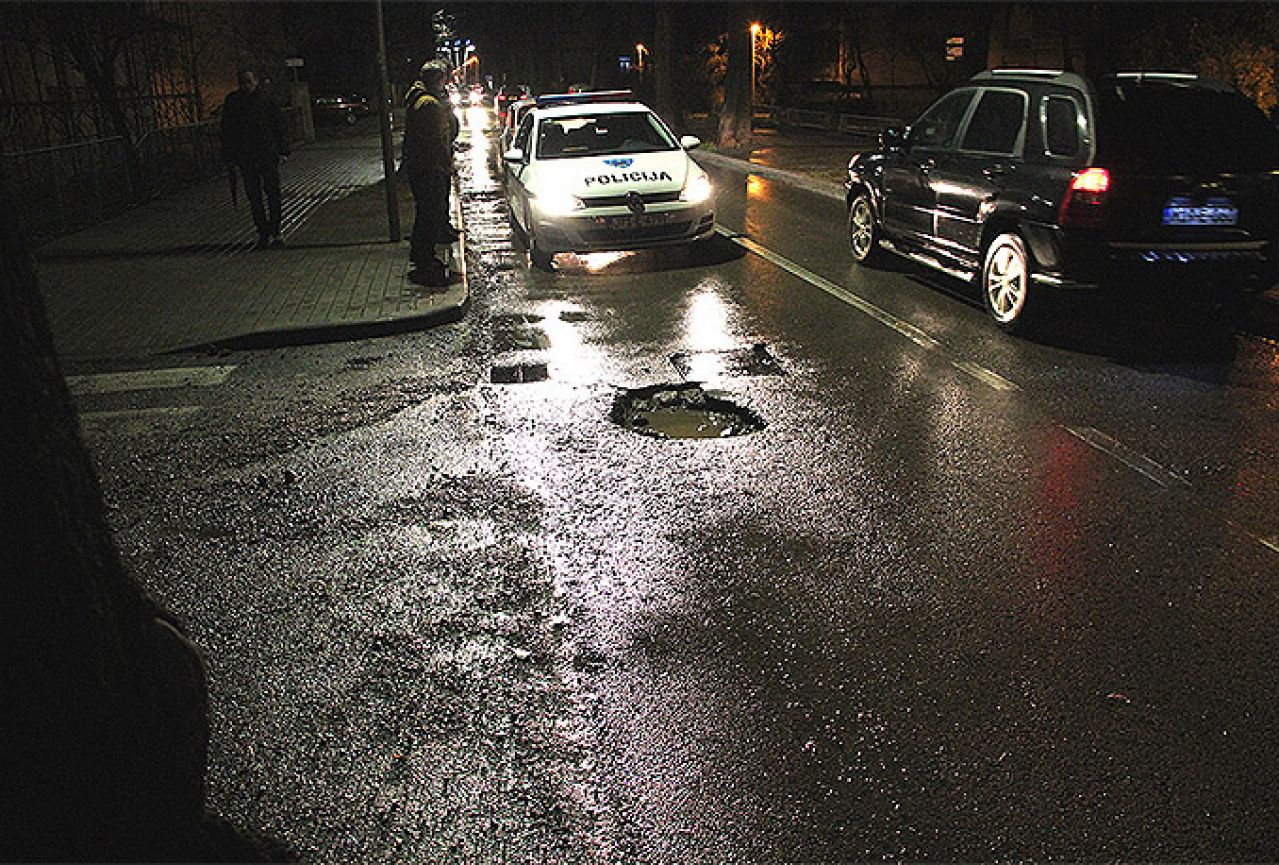 Mostar: Nekoliko automobila oštećeno zbog rupe na cesti