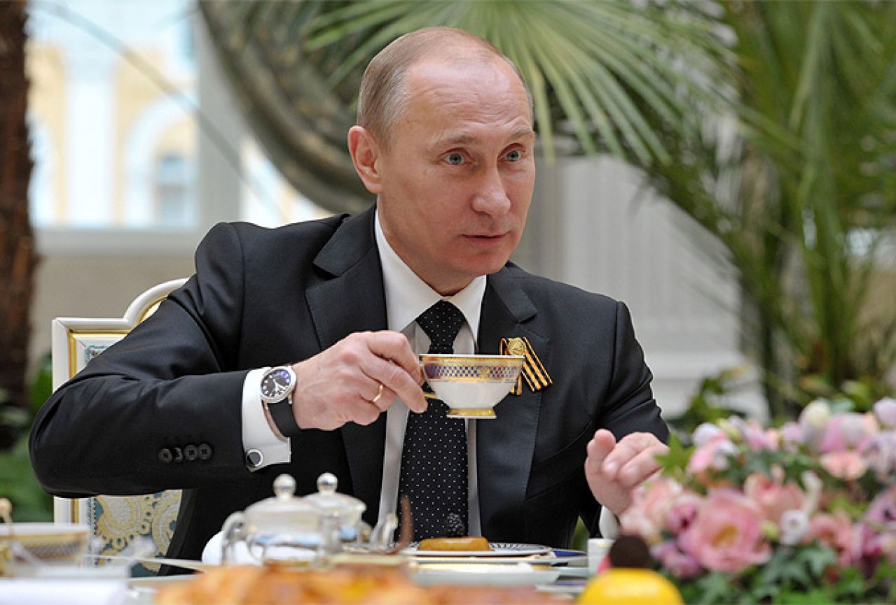 Putin smanjio svoju plaću za 10 posto 