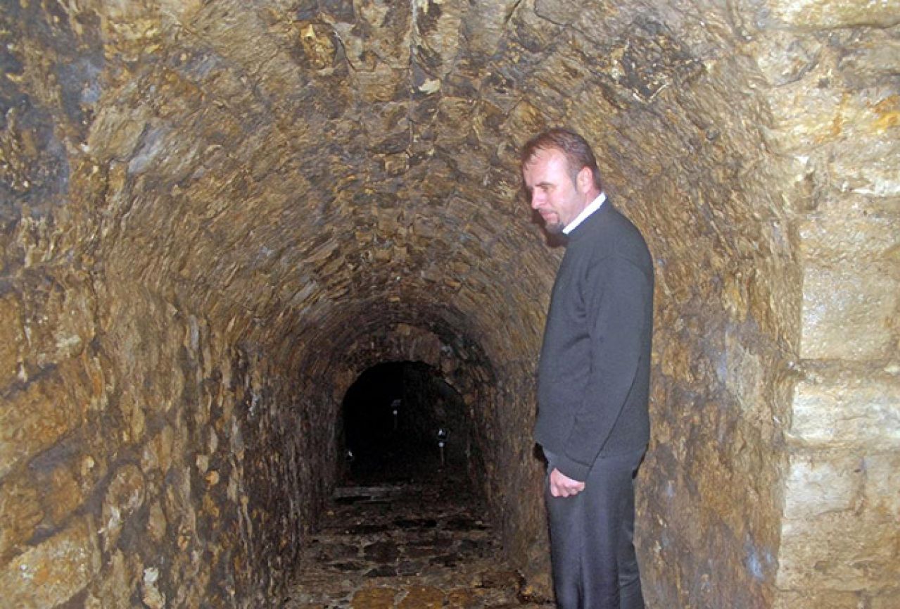 U tunelima Ispod Starog grada